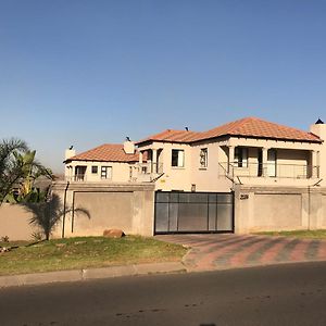 Malu Guest House Witbank Exterior photo