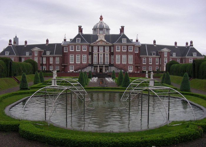Paleis Huis Ten Bosch Huis ten Bosch, English: "House in the Woods") is a royal palace ... photo