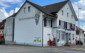 Speiserestaurant Traube Otel Kuttigen Exterior photo