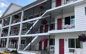 Baymont By Wyndham Lake George Otel Exterior photo