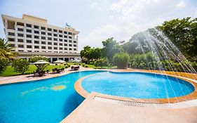 Sun-N-Sand Shirdi Otel Exterior photo