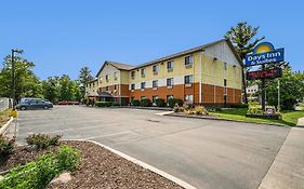 Days Inn & Suites By Wyndham Traverse City Exterior photo