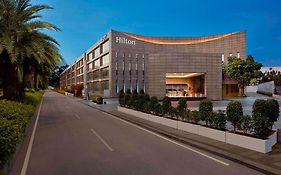 Hilton Bangalore Embassy Golflinks Otel Exterior photo