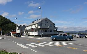 Ulvsvag Gjestgiveri Og Fjordcamping As Otel Exterior photo