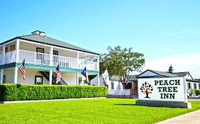 Peach Tree Inn & Suites Fredericksburg Exterior photo