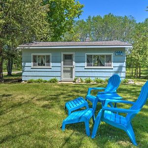 Nestle By Lake Charlevoix Cottage Pets Welcome! Exterior photo