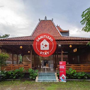 Oyo 594 Joglo Manggisan Syariah Otel Yogyakarta Exterior photo