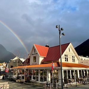 Stryn Kaffebar & Vertshus Otel Exterior photo