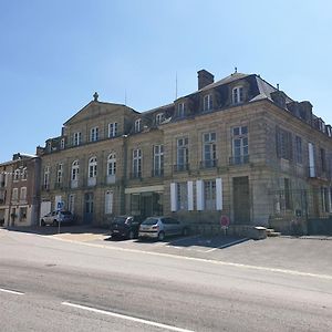 Le Chateau Otel Châteauponsac Exterior photo