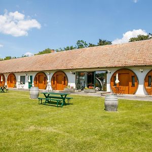 Winzerhof Kuessler - Weinviertel Otel Stillfried Exterior photo