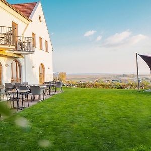 Weingut & Gaestehaus Zum Seeblick - Familie Sattler Otel Jois Exterior photo