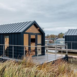 Tattenhall Marina Floating Pods Daire Hargrave Exterior photo