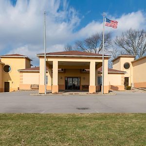 Quality Inn & Suites Seville Exterior photo