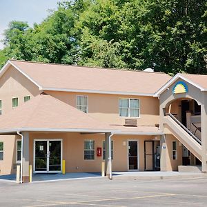 Days Inn By Wyndham Fairmont Exterior photo