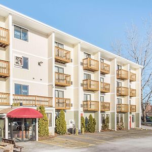 Days Inn By Wyndham Colchester Burlington Exterior photo