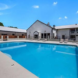 Clarion Pointe Marshall Otel Exterior photo