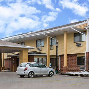 Super 8 By Wyndham Urbandale/Des Moines Area Motel Exterior photo