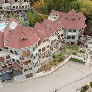 The Castle At Swan Lake Otel Vernon Exterior photo