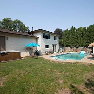 Home In Suburban Neighborhood With Pool\Hot Tub North Saint Paul Exterior photo