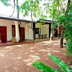 Nugasewana Guest Otel Anuradhapura Exterior photo