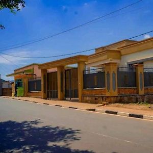 Office & 2 Bedrooms Entire Place In Kimihurura Kigali Exterior photo