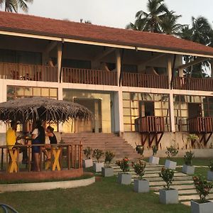 Isamar Front Beach Otel Marawila Exterior photo