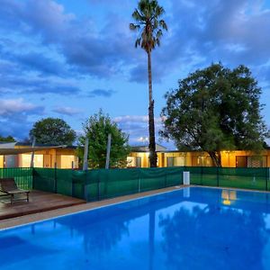 Cootamundra Gardens Motel Exterior photo