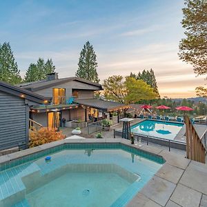 Grouse Cheerful Large Private Bedroom, Bath, Shared Deck, Pool, Hot Tub North Vancouver Exterior photo