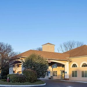 Days Inn & Suites By Wyndham Cherry Hill - Philadelphia Exterior photo