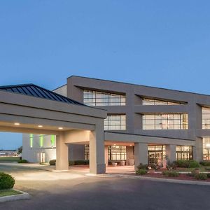 Wyndham Garden Conference Center Champaign - Urbana Otel Exterior photo