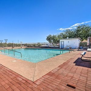 Eloy Desert Oasis With Courtyard And Pool Access! Daire Exterior photo