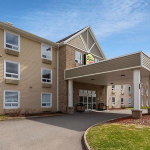 Super 8 By Wyndham Trois-Rivieres Otel Exterior photo