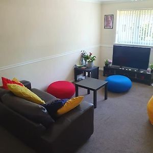 1Bedroom Flat Wt Ext Sofa Chair Horsham Exterior photo