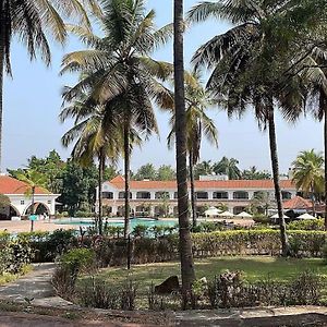 The Golden Palms Hotel & Spa Bangalore Exterior photo