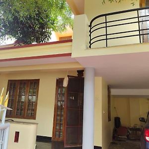 Entire 4 Bedroom Villa Thiruvananthapuram Exterior photo