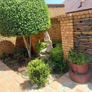 Sally'S Tranquil Airbnb Daire Centurion Exterior photo