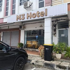 M Three Hotel By Secoms Kampong Batu Tiga Exterior photo