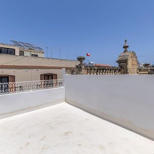 Town House In The Heart Of Luqa - Close To Malta International Airport Daire Exterior photo