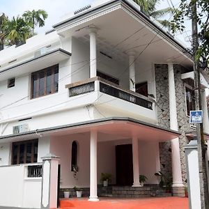Hosted By Resmi Jayalal Daire Kochi Exterior photo