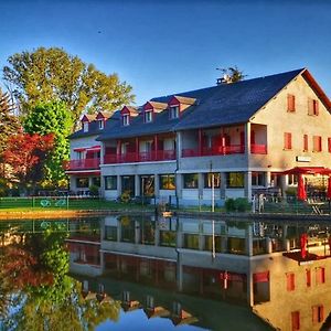 Le Lac Des Moines Otel Condat  Exterior photo