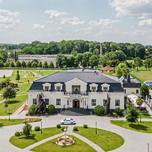 Dworek Komorno Otel Exterior photo