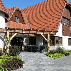 Kadarta Vendeglo Panzio Bed & Breakfast Veszprém Exterior photo