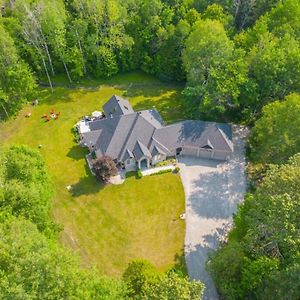 Casa Borealis - Hot Tub - Fire Pit - Bbq Villa Orillia Exterior photo