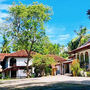 Lake Side Tourist Inn Tissamaharama Exterior photo