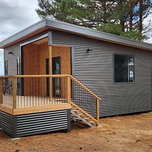 Glossy Black Cabin Otel Parndana Exterior photo