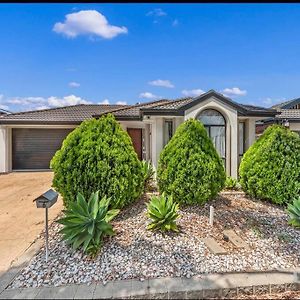 Yay! Enjoy An Entire House - Quiet, Spacious And Beautiful Stay In Melbourne Caroline Springs Exterior photo