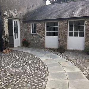 The Courtyard At Moone Daire Exterior photo