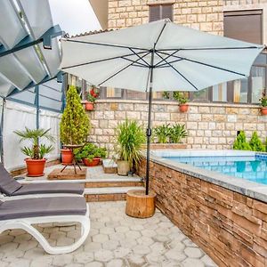 La Kava 1-Br Apt With Terrace In Ain Aar Daire Al Atshanah Exterior photo