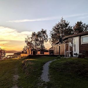 Senja - Sjarmerende Eldre Hytte Med Havutsikt Finnsnes Exterior photo