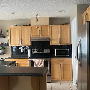 Male Only Private Room In Hollick Kenyon 165 Ave 56 Street Walking Distance To No Frills Edmonton Exterior photo